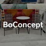 BoConcept（ボーコンセプト）ELBA チェア・テーブルセット／丸い白天板とブラックフレームに、透け感のあるグレーのウィッカーを組み合わせた軽やかなセット