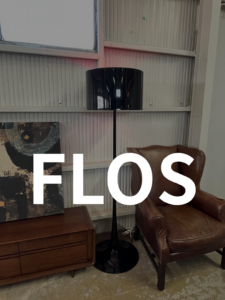 FLOS（フロス）SPUN LIGHT F フロアランプ。アルミニウム製の光沢ブラックの円筒形シェードとホワイト内面が、柔らかな光を広げるモダンな照明。