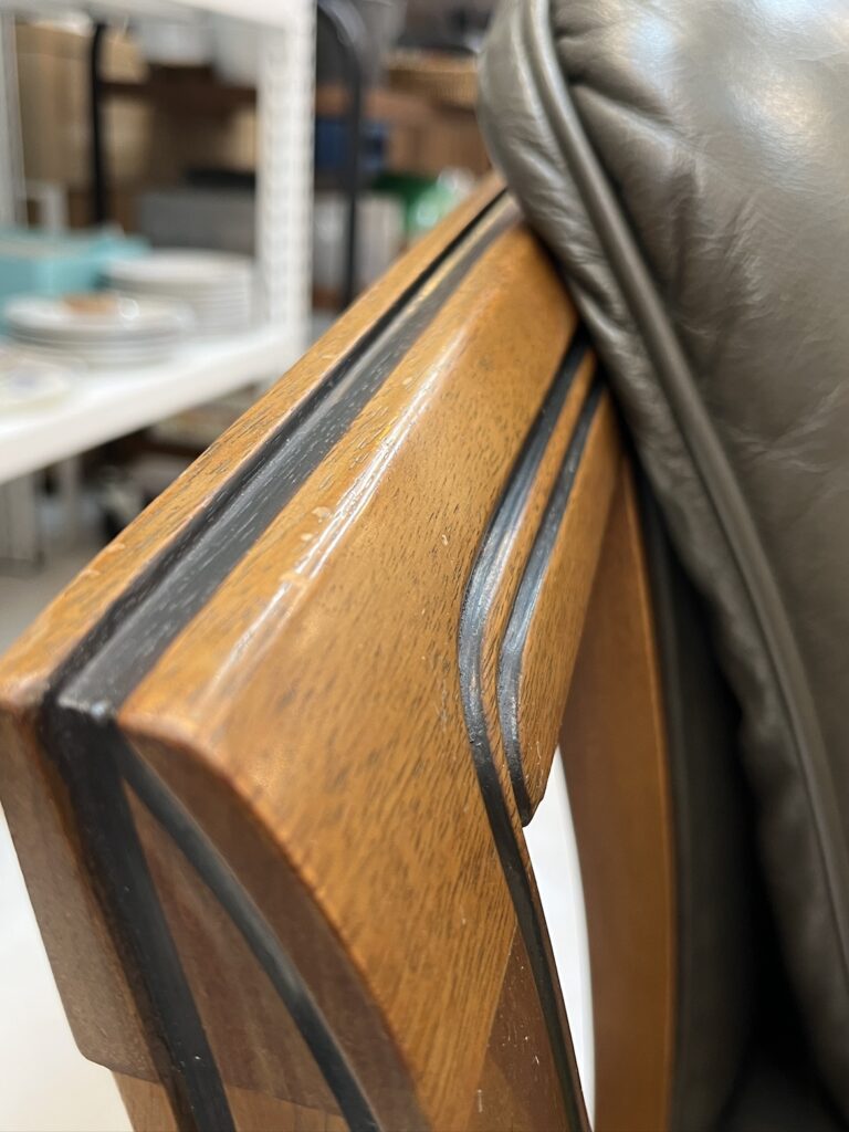 マルニ木工「シャルル ラブシート」の木部。ビーチ材（ブナ）を使用し、ロイヤルオーク色のグレージング仕上げを施した、艶のある落ち着いた木肌が特徴。