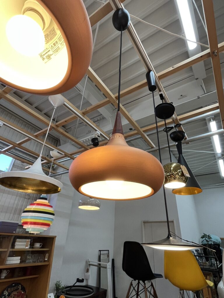 FRITZ HANSEN(フリッツ・ハンセン)ORIENT P1 ペンダントライト。カッパーシェードから広がる温かな光が、落ち着いた空間を演出する。