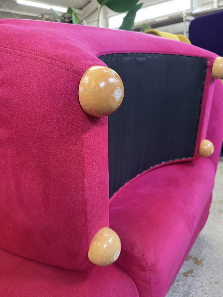IDÉE（イデー）MILLER SOFA  3人掛けソファ｜リビング用。ブナ材のきめ細かな木肌と布張りの柔らかな質感が響き合う、温かみのある端正なデザイン。