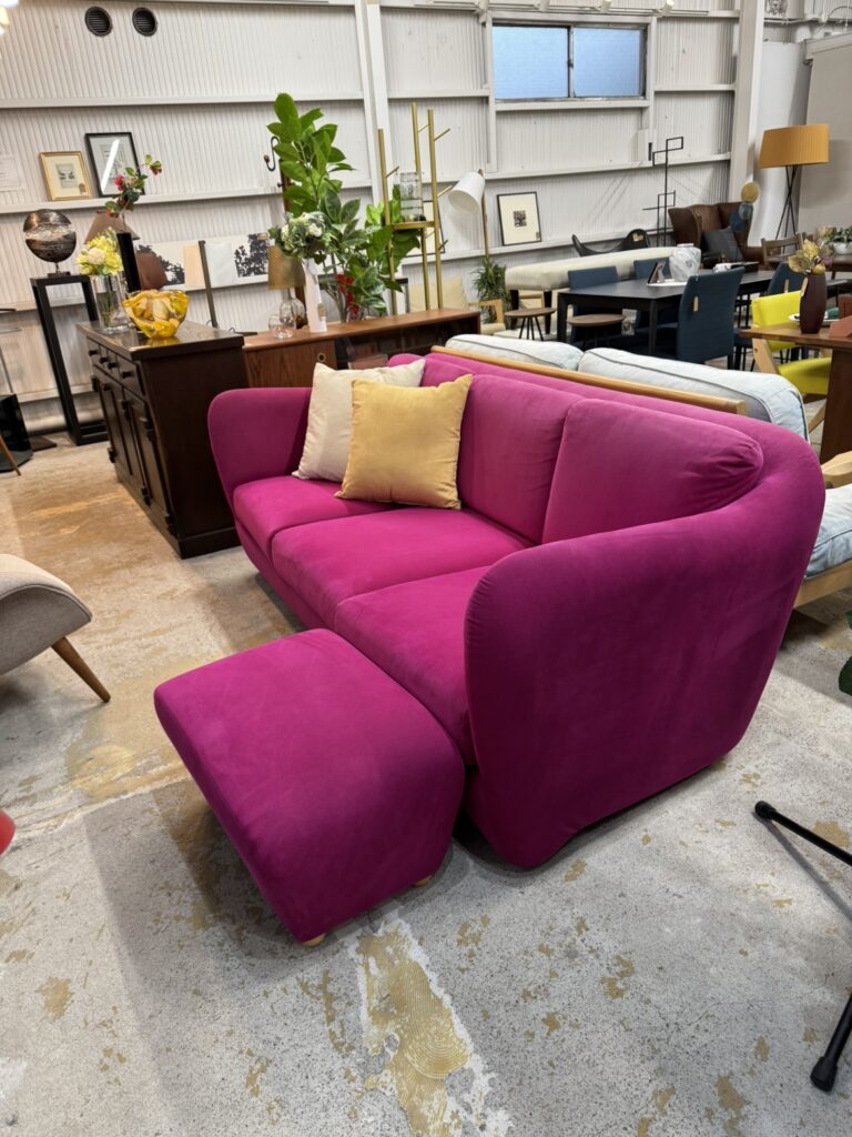 IDÉE（イデー）MILLER SOFA (3) 3人掛けソファ｜リビング用。主張を抑えた端正なフォルムで、部屋の脇役として自然に馴染むデザイン。スウェード地とブナ材が空間に上品な温もりを添えます。