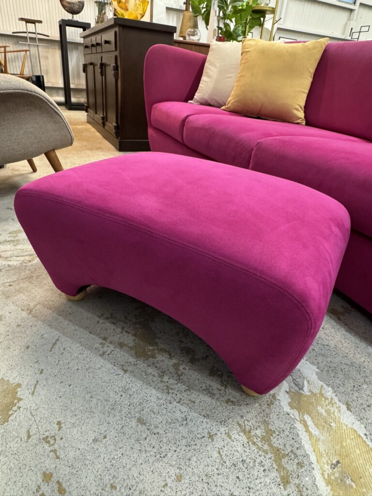 IDÉE（イデー）MILLER SOFA (3) オットマン｜リビング用。ソファと組み合わせて脚を伸ばせるオットマン。スウェード地の柔らかな質感と低めのフォルムが、くつろぎの空間を演出します。