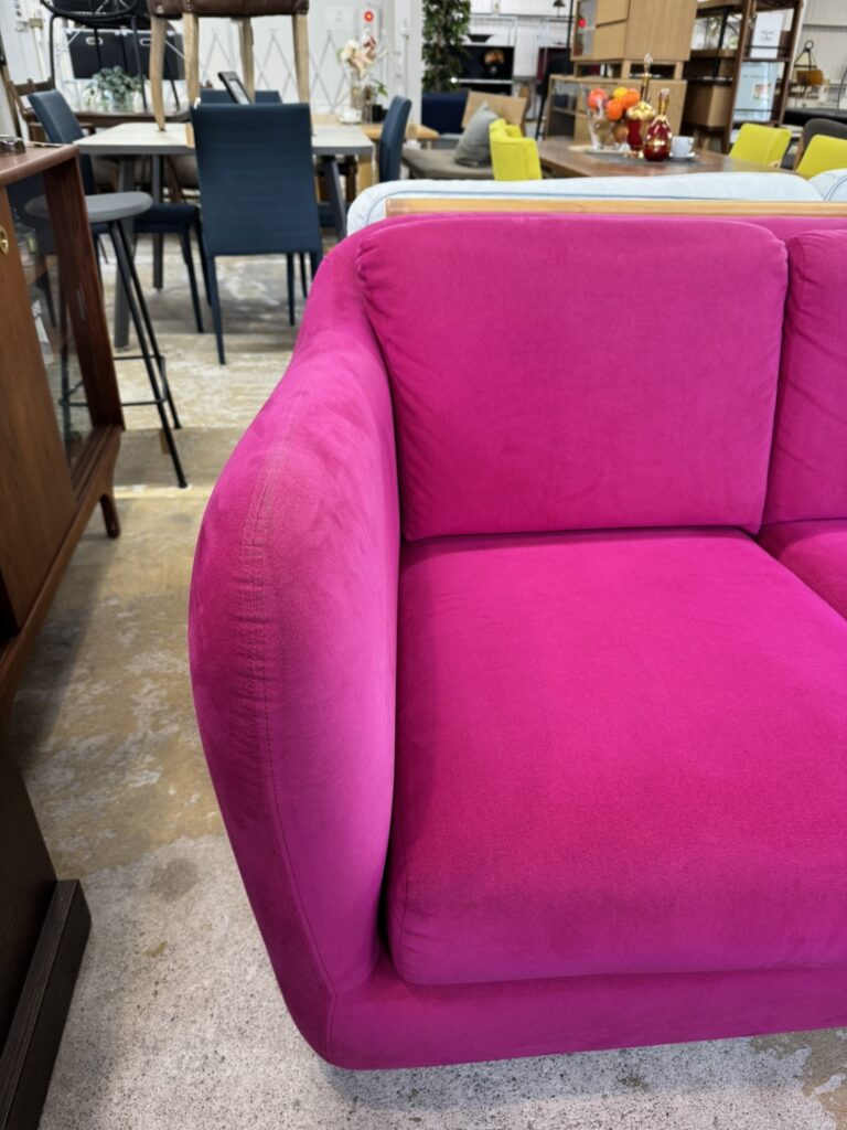 IDÉE（イデー）MILLER SOFA 3人掛けソファ｜リビング用。背もたれとアームの高さを揃えた端正なフォルムが特徴。視線を穏やかにまとめ、落ち着いた空間を演出します。