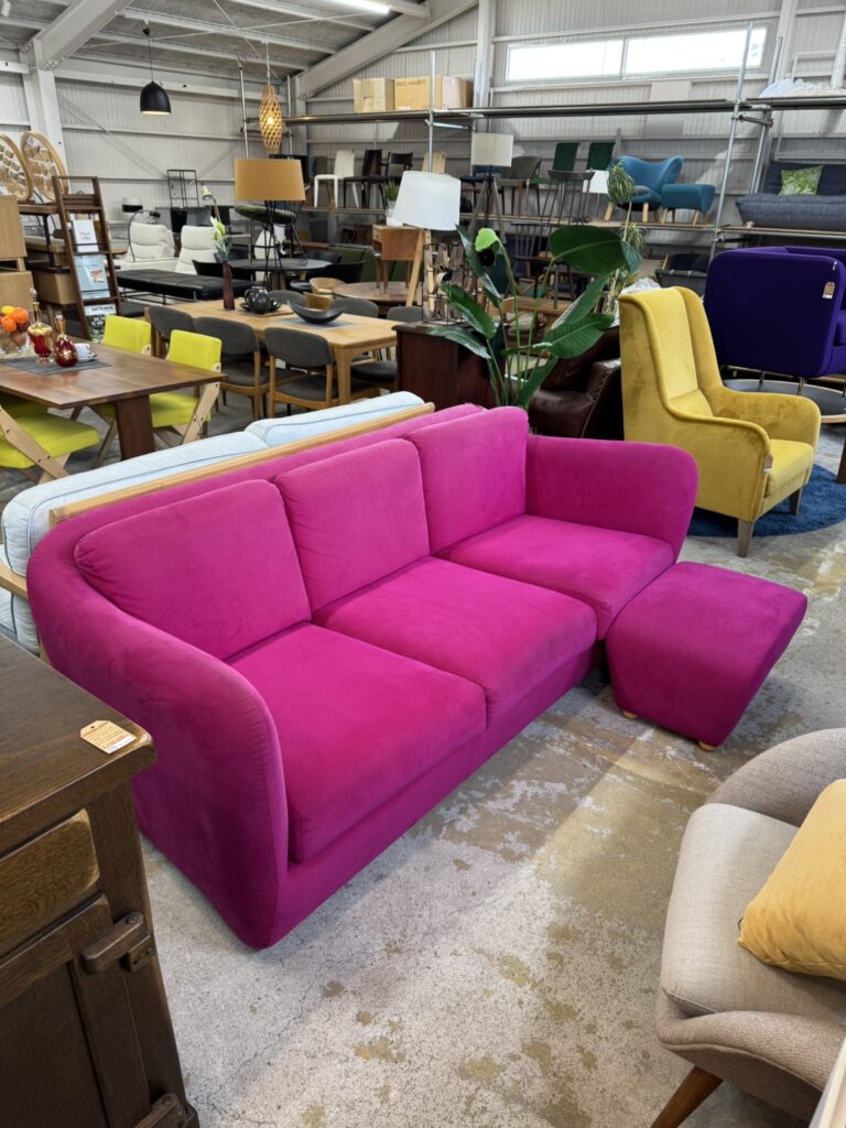 IDÉE（イデー）MILLER SOFA (3) 3人掛けソファ｜リビング用。時を経ても魅力を保つ完成度の高いデザイン。スウェード地とブナ材を活かした端正な佇まいで、長く愛用できます。