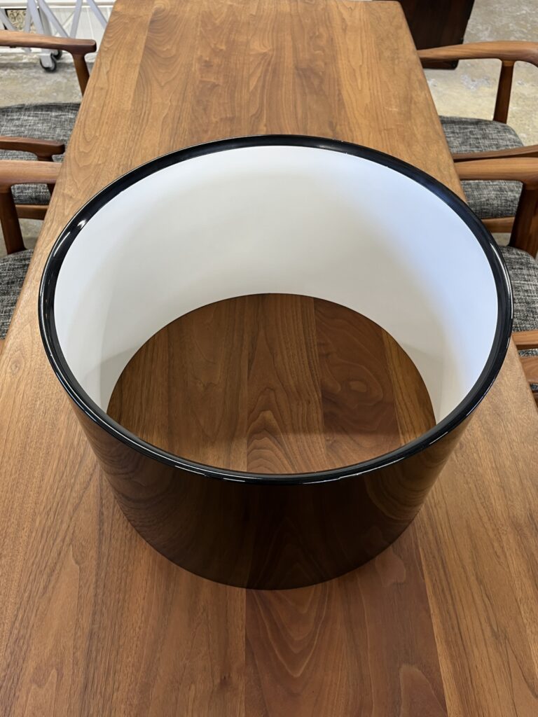 FLOS（フロス）SPUN LIGHT F フロアランプ。光沢のあるグロスブラックのシェードとホワイトの内側が特徴で、光が面として広がり、部屋に穏やかな明るさをつくる。