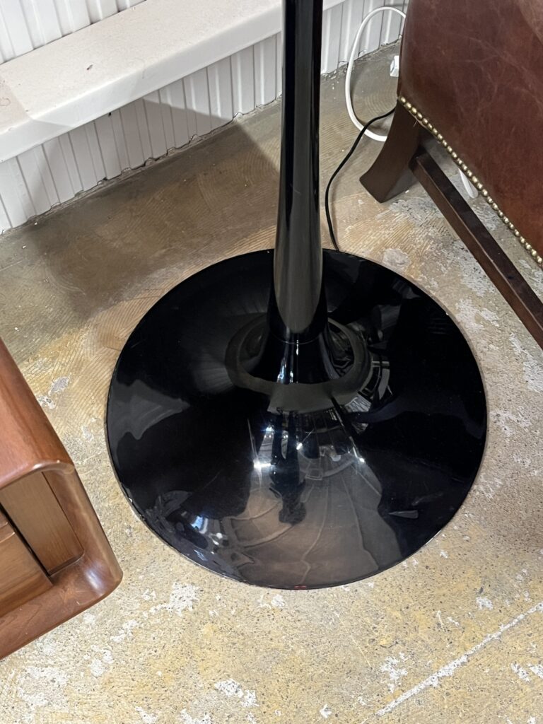 FLOS（フロス）SPUN LIGHT F フロアランプ。直径500mmで揃えたシェードとベースの円形構成が視覚的な安定感を生み、グロスブラックのアルミニウムが柔らかな光を広げる。