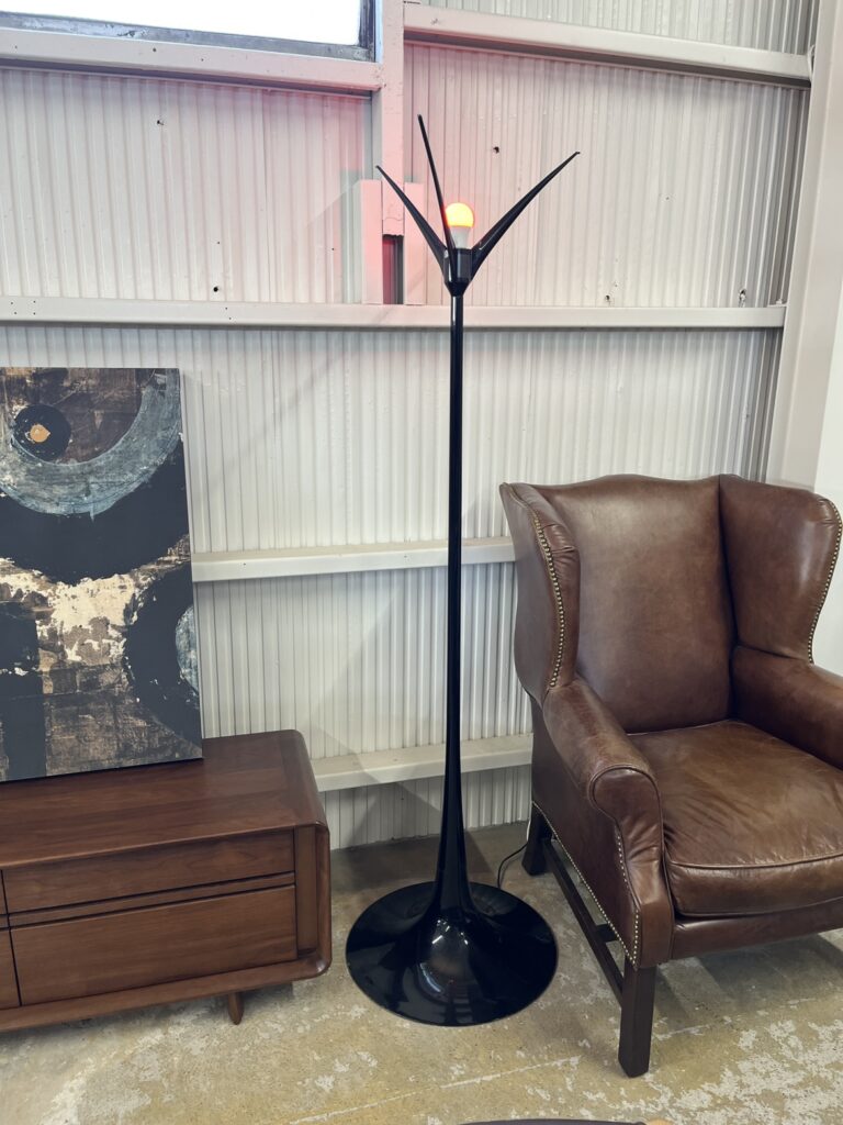 FLOS（フロス）SPUN LIGHT F フロアランプ。シェードを外した状態で、支柱トップに配置されたアームが確認できる構造。