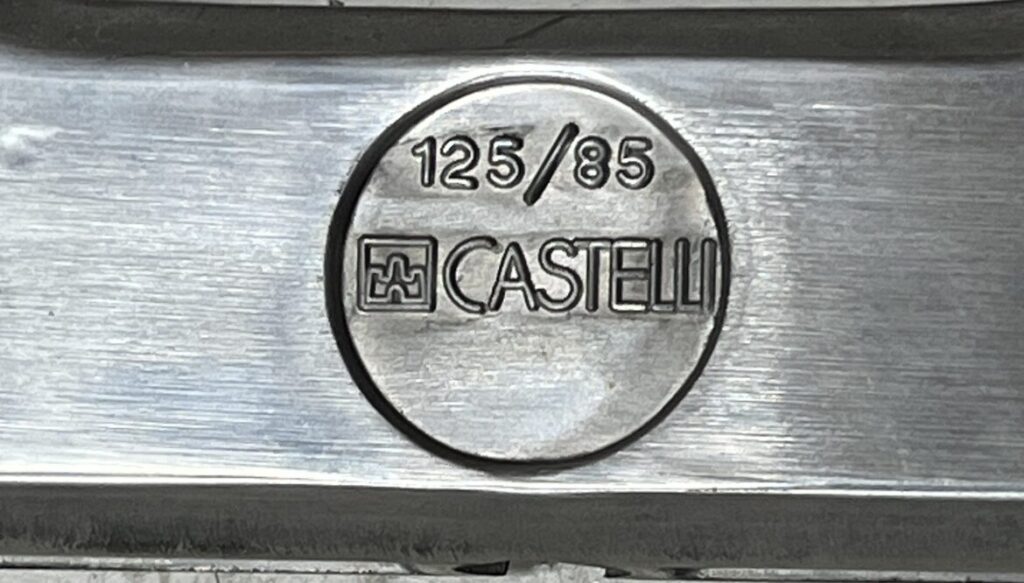 ANONIMA CASTELLI(アノニマカステッリ)DSC 106 ダイニングチェア。アルミフレーム裏側に刻まれた「CASTELLI」の鋳造刻印が、正規品であるポイント。
