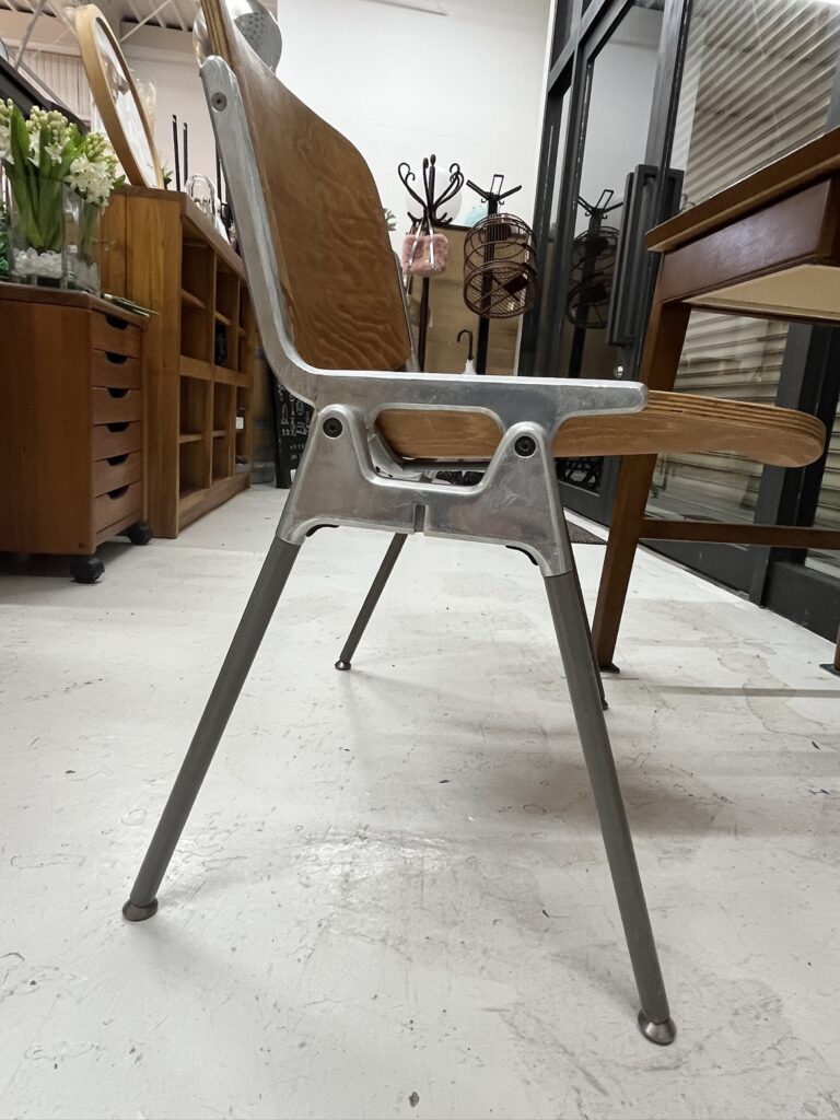 ANONIMA CASTELLI(アノニマカステッリ)DSC 106 ダイニングチェア。ジャンカルロ・ピレッティが1965年にデザインした、成型合板とアルミのイタリア製ヴィンテージチェア。