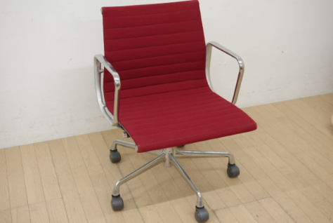 Herman Miller(ハーマンミラー)イームズ アルミナムチェア ローバック。鮮やかなレッドのファブリックとアルミフレームが映える、洗練されたモダンチェア。