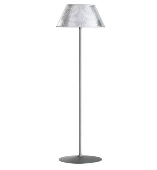 FLOS(フロス)ROMEO MOON F(ロメオムーン F)フロアランプ。ガラスシェードから柔らかな光を広げる、シンプルで上品なデザイナーズ照明。