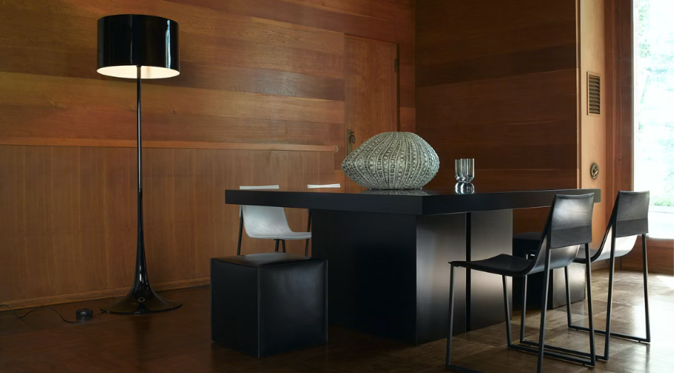 FLOS（フロス）SPUN LIGHT F フロアランプ。アルミニウム製の光沢ブラックの円筒形シェードとホワイト内面が、柔らかな光を広げるモダンな照明。