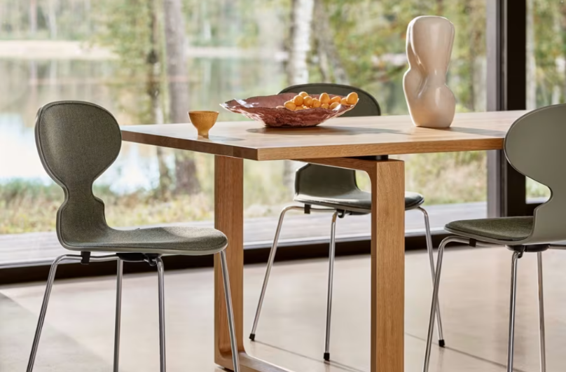 Fritz Hansen(フリッツ・ハンセン)アントチェア(Ant Chair)ダイニングチェア|くびれのある成形合板シェルと3本脚の軽やかなフォルム