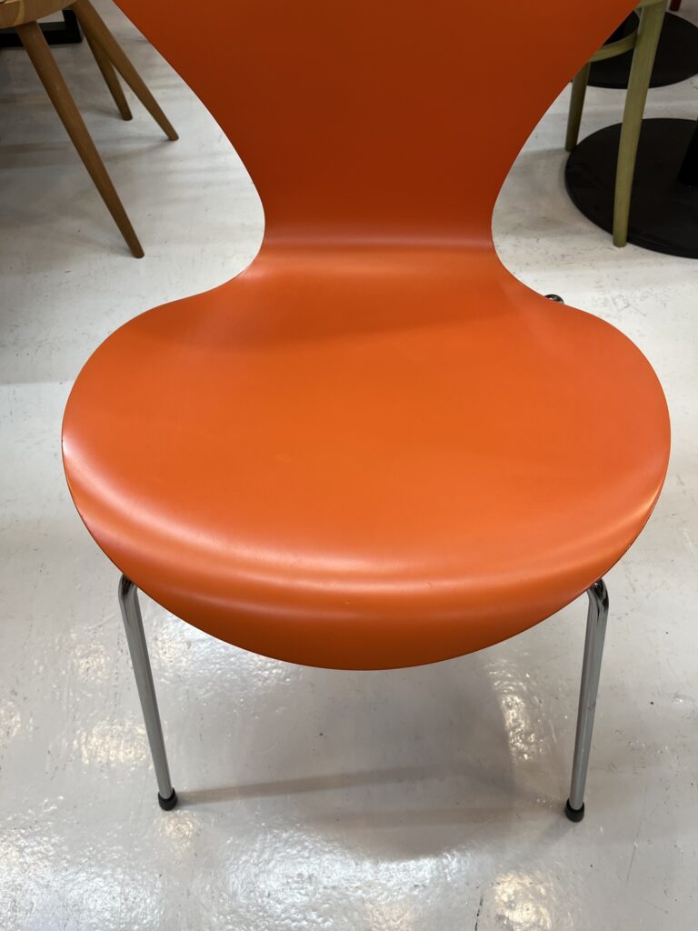FRITZ HANSEN(フリッツ・ハンセン)のセブンチェア。お尻や太もものラインに沿ったなだらかな窪みのある座面と、滑らかな曲線を描くシェルが特徴のデザイン。