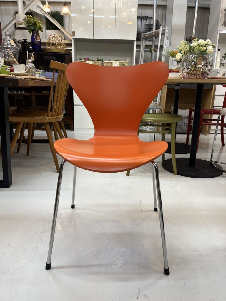 FRITZ HANSEN(フリッツ・ハンセン)のセブンチェア。ダイニングチェアとして、1枚の成形合板から生まれるなめらかな曲線のシェルと、軽やかなスチール脚が特徴。