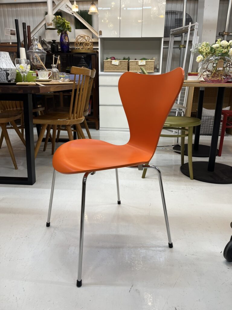 FRITZ HANSEN(フリッツ・ハンセン)のセブンチェア。成形合板のシェルが生むなめらかなフォルムが特徴。横から見ると、背もたれから座面へと続く美しい曲線が際立つ。