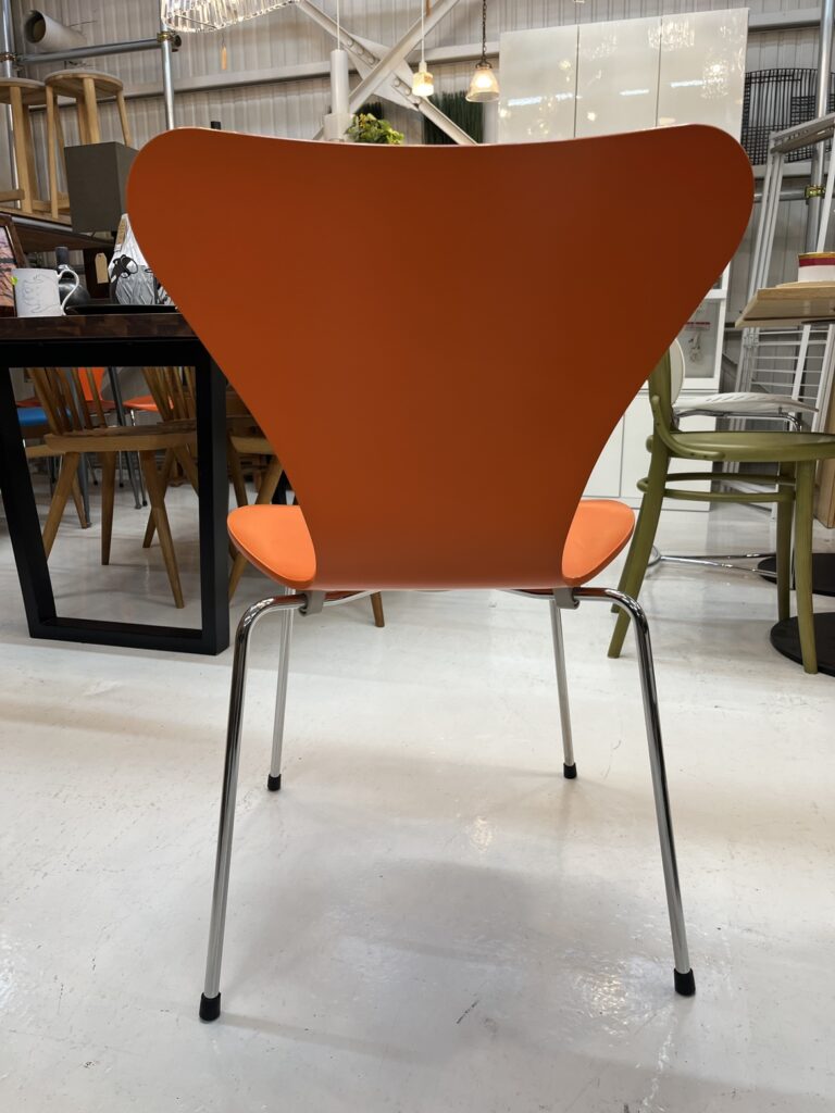 FRITZ HANSEN(フリッツ・ハンセン)のセブンチェア。背もたれが左右に美しく広がる特徴的なシェル形状と、なめらかな曲線が際立つ洗練されたデザイン。