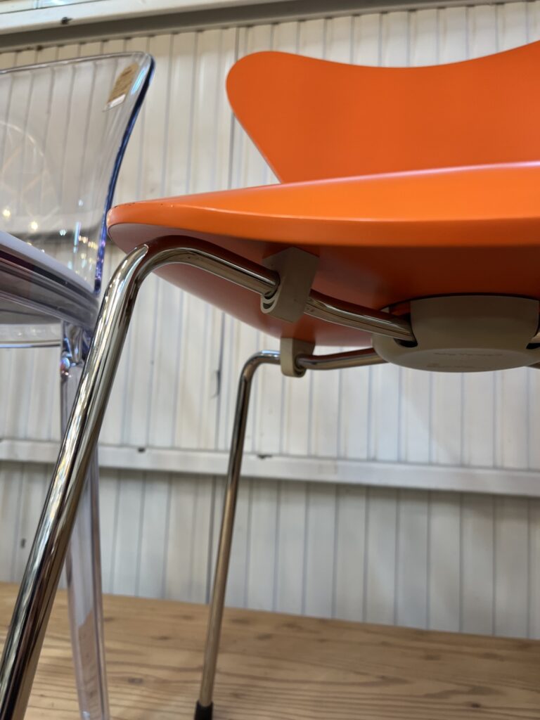 FRITZ HANSEN(フリッツ・ハンセン)のセブンチェア。広い座面と背もたれを支える細いスチールパイプ脚が特徴の、軽やかで洗練されたデザイン。
