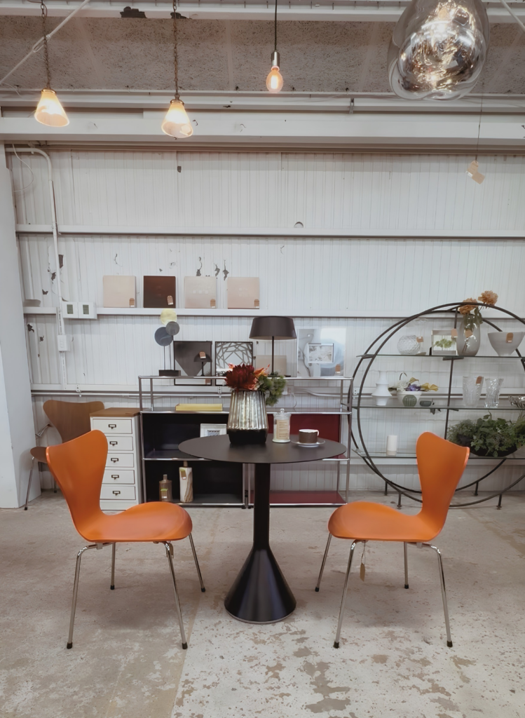 HAYの「PALISSADE CONE TABLE」とフリッツ・ハンセンのセブンチェアを組み合わせたコーディネート。異なるブランドのデザインが調和する、シンプルで洗練された北欧モダンなインテリア。