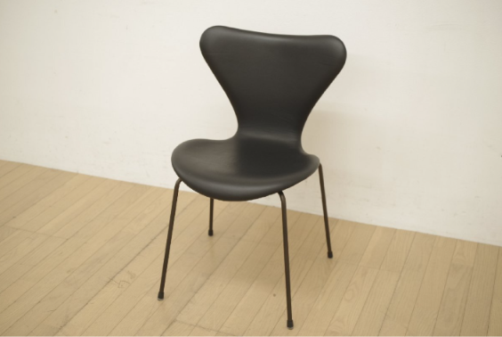 FRITZ HANSEN(フリッツ・ハンセン)のセブンチェア、ブラックレザー張り。上質なレザーの落ち着いた光沢と、背もたれから座面へ続くなめらかな曲線が特徴の洗練されたデザイン。
