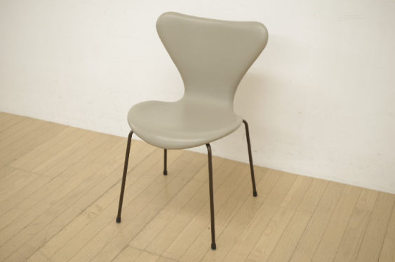 FRITZ HANSEN(フリッツ・ハンセン)のセブンチェア、レザー張りのLava(ラーバ)。深みのある色合いのレザーと、背もたれから座面へ続くなめらかな曲線が特徴。