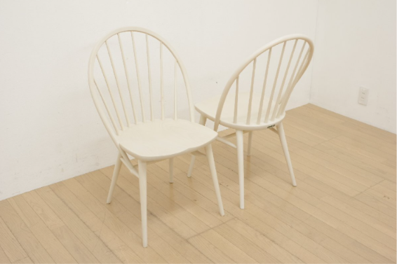 柏木工（KASHIWA）ダイニングチェア LEI CHAIR（レイチェア）。木の温もりを感じる美しい木製フレームと、すっきりとした曲線が特徴のダイニングチェア。