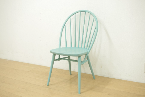 柏木工（KASHIWA）ダイニングチェア LEI CHAIR（レイチェア）。木の温もりを感じる美しい木製フレームと、すっきりとした曲線が特徴のダイニングチェア。