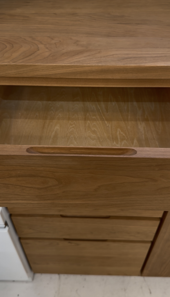 masterwal（マスターウォール）NOTE SYSTEM STORAGE 収納家具。引き出しの上下どちらからでも手をかけられる絶妙な彫り込みを施し、使いやすさと美しい木目のデザインを両立。