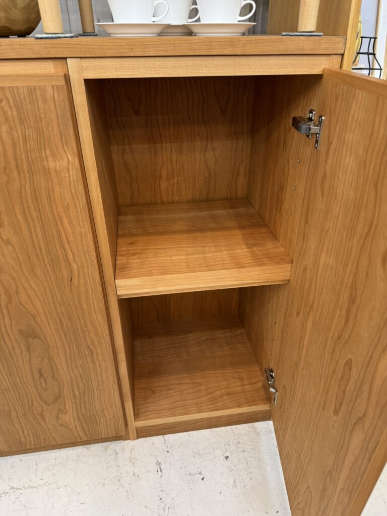 masterwal（マスターウォール）NOTE SYSTEM STORAGE 収納家具。収納物に合わせて高さを調整できる可動棚仕様で、使い勝手とウォールナットの美しい木目を両立。