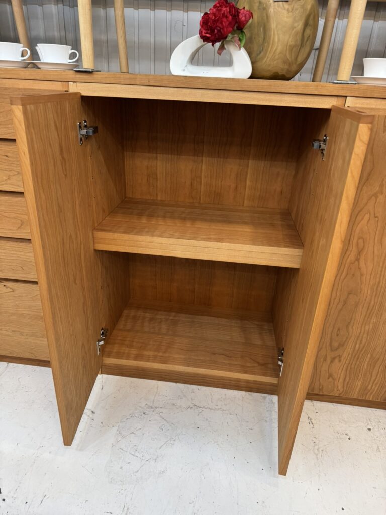 masterwal（マスターウォール）NOTE SYSTEM STORAGE 収納家具。キャビネット内部から棚板の木口まで美しく整えられた、ウォールナットの豊かな木目が特徴。