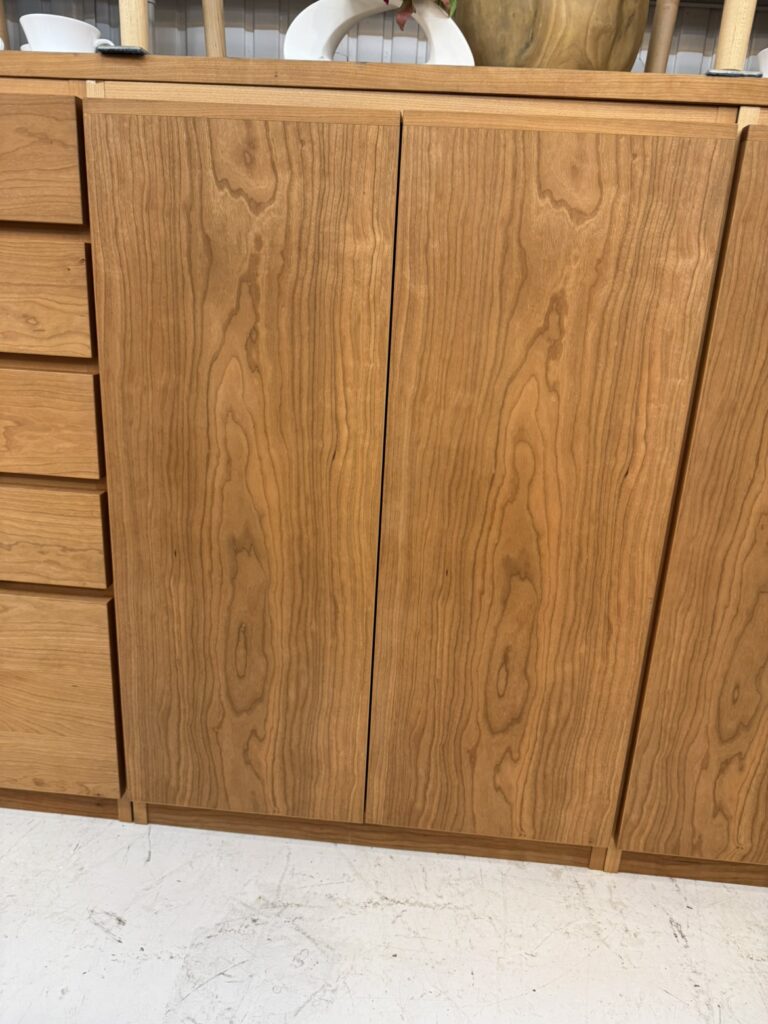 masterwal（マスターウォール）NOTE SYSTEM STORAGE 収納家具。ウォールナットの美しい木目が映える、両開き扉で可動棚がある収納。