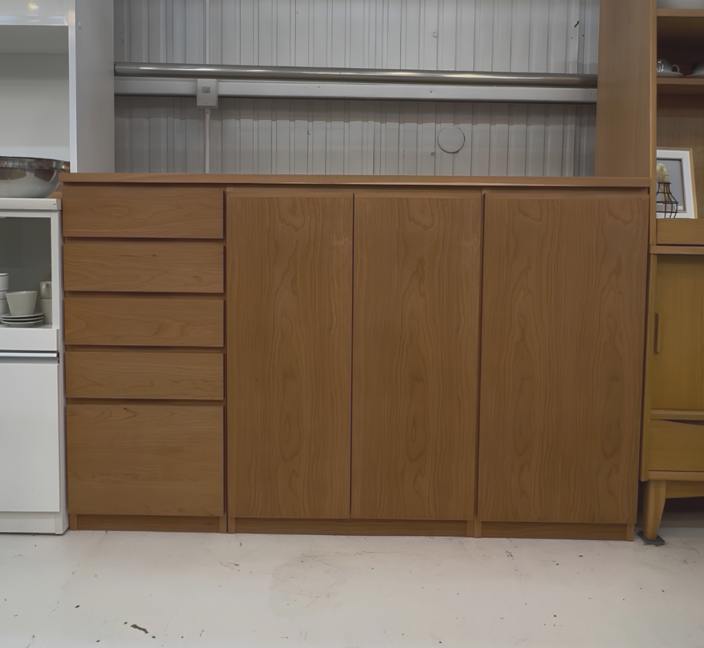 masterwal（マスターウォール）NOTE SYSTEM STORAGE 収納家具。3つのユニットを組み合わせた構成と、ウォールナットカラーの豊かな木目が温かな印象を与えるシステム収納。