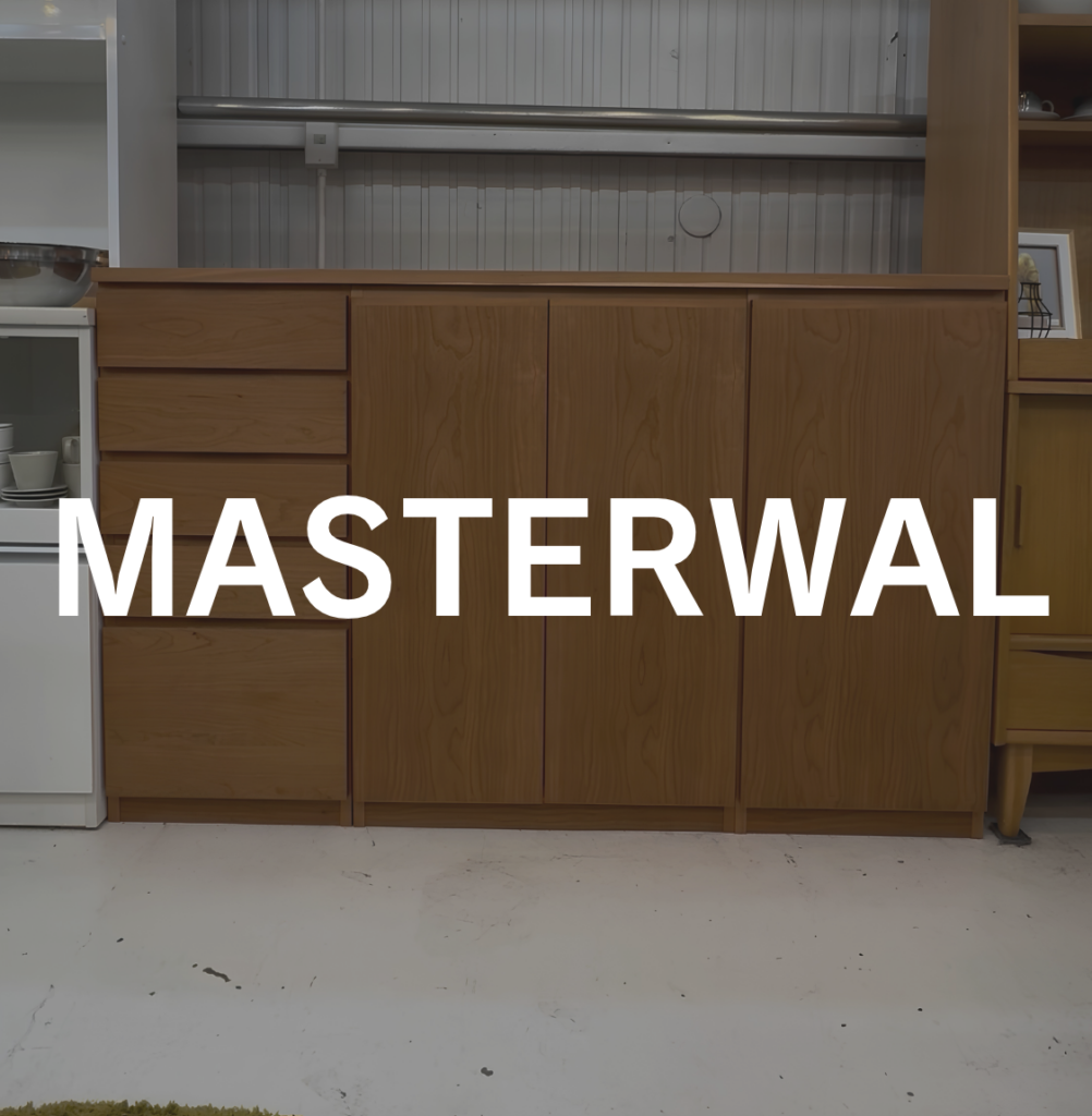 masterwal（マスターウォール）NOTE SYSTEM STORAGE 収納家具。3つのユニットを組み合わせた構成と、ウォールナットカラーの豊かな木目が温かな印象を与えるシステム収納。