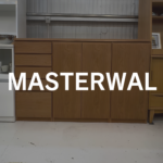 masterwal（マスターウォール）NOTE SYSTEM STORAGE 収納家具。3つのユニットを組み合わせた構成と、ウォールナットカラーの豊かな木目が温かな印象を与えるシステム収納。