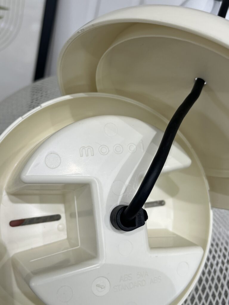 Moooi（モーイ）Non Random D48 White ペンダントライト。2007年発表、繊維状のグラスファイバーを組み合わせてシェードを形づくる、印象的な球体デザインの照明。