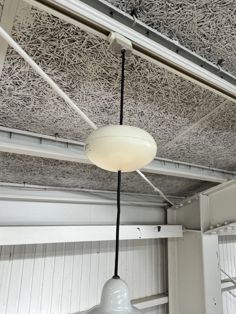 Moooi（モーイ）Non Random D48 White ペンダントライト。コードの途中に設けられた球体状のパーツが特徴的な、白いグラスファイバーシェードのデザイン照明。