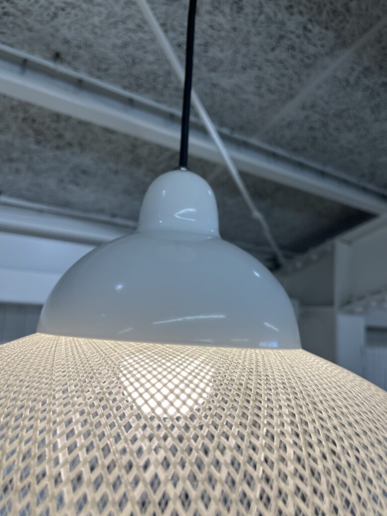Moooi（モーイ）Non Random D48 White ペンダントライト。トップキャップが電球のソケット部分を上から包み込む、滑らかな一体型デザインと繊維状の球体シェードが特徴。