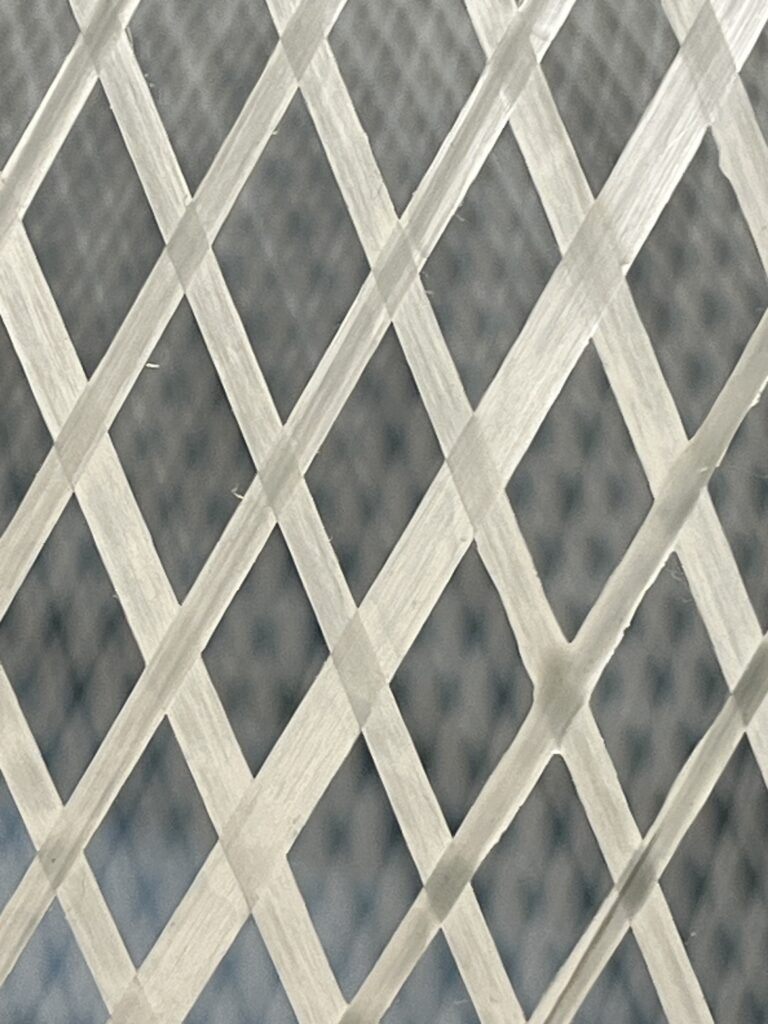 Moooi（モーイ）Non Random D48 White ペンダントライト。グラスファイバーにエポキシ樹脂を組み合わせた素材を使用し、繊維が重なり合う立体的な球体シェードが特徴のデザイン照明。