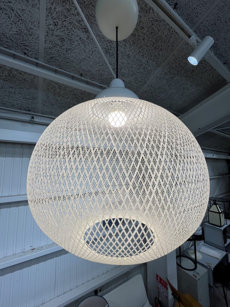 Moooi（モーイ）Non Random D48 White ペンダントライト。グラスファイバーの繊維の重なりがつくる光と影が美しい、立体的な球体シェードが特徴のデザイン照明。