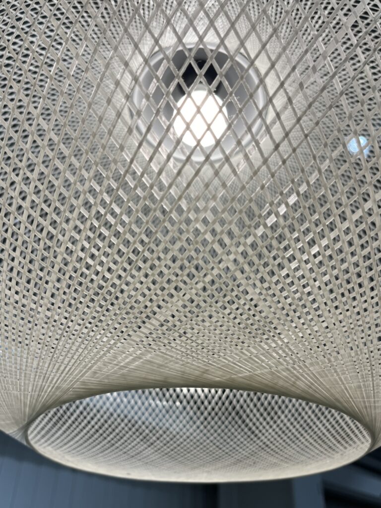 Moooi（モーイ）Non Random D48 White ペンダントライト。球体をベースにしたシェードと、グラスファイバーの繊維が重なり合う立体的な網目模様が特徴のデザイン照明。