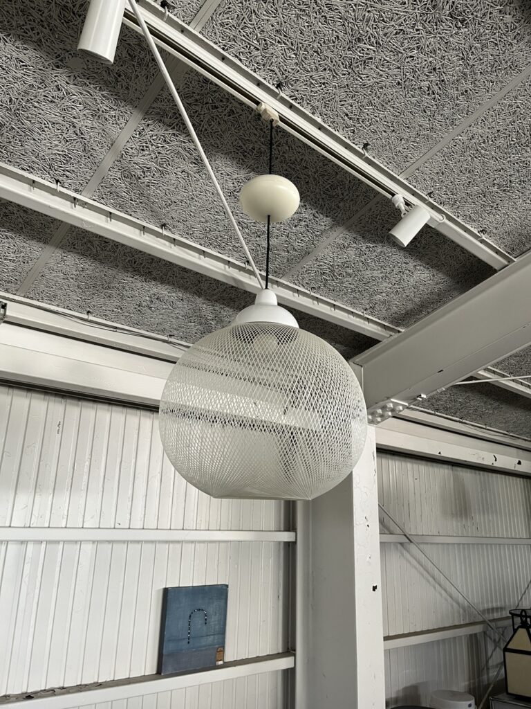 Moooi（モーイ）Non Random D48 White ペンダントライト。点灯していない時間もインテリアの一部として楽しめる、白いグラスファイバー製の球体シェードが特徴のデザイン照明。