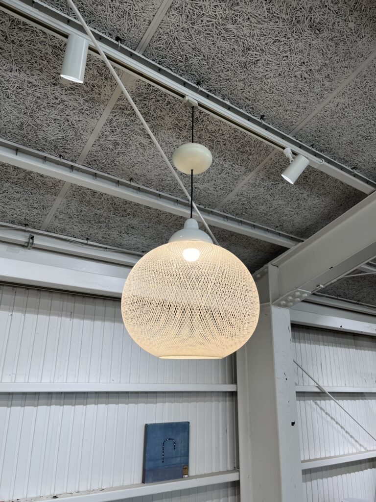 Moooi（モーイ）Non Random D48 White ペンダントライト。2007年発表、繊維状のグラスファイバーを組み合わせてシェードを形づくる、印象的な球体デザインの照明。