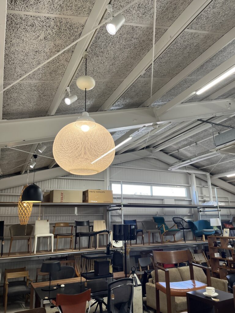 Moooi（モーイ）Non Random D48 White ペンダントライト。直径48cm、高さ54cmの球体シェードが特徴で、天井高やダイニングテーブルとのバランスを考えた設置イメージ。