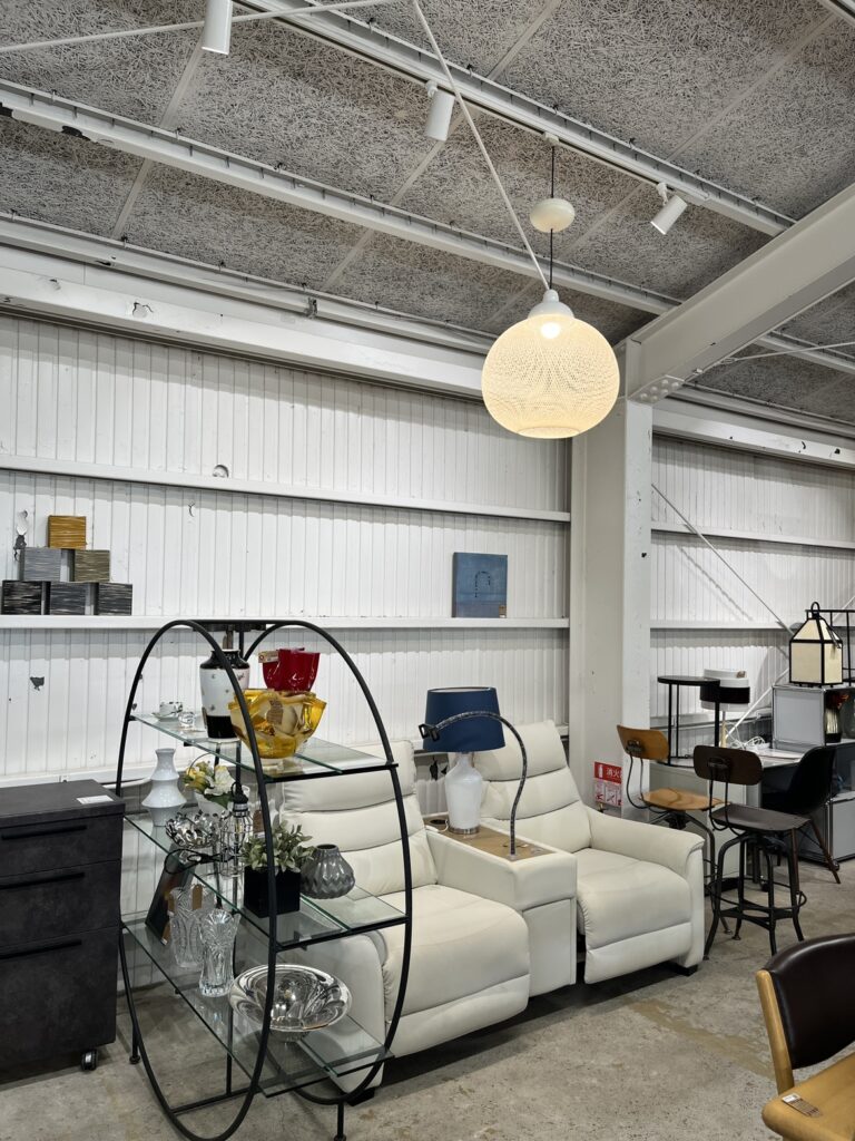 Moooi（モーイ）Non Random D48 White ペンダントライト。家具やアートとのバランスを考えたインテリアコーディネートに映える、白い球体シェードと繊維が織りなす立体的なデザイン照明。
