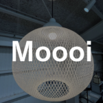 Moooi（モーイ）Non Random D48 White ペンダントライト。2007年発表、繊維状のグラスファイバーを組み合わせてシェードを形づくる、印象的な球体デザインの照明。
