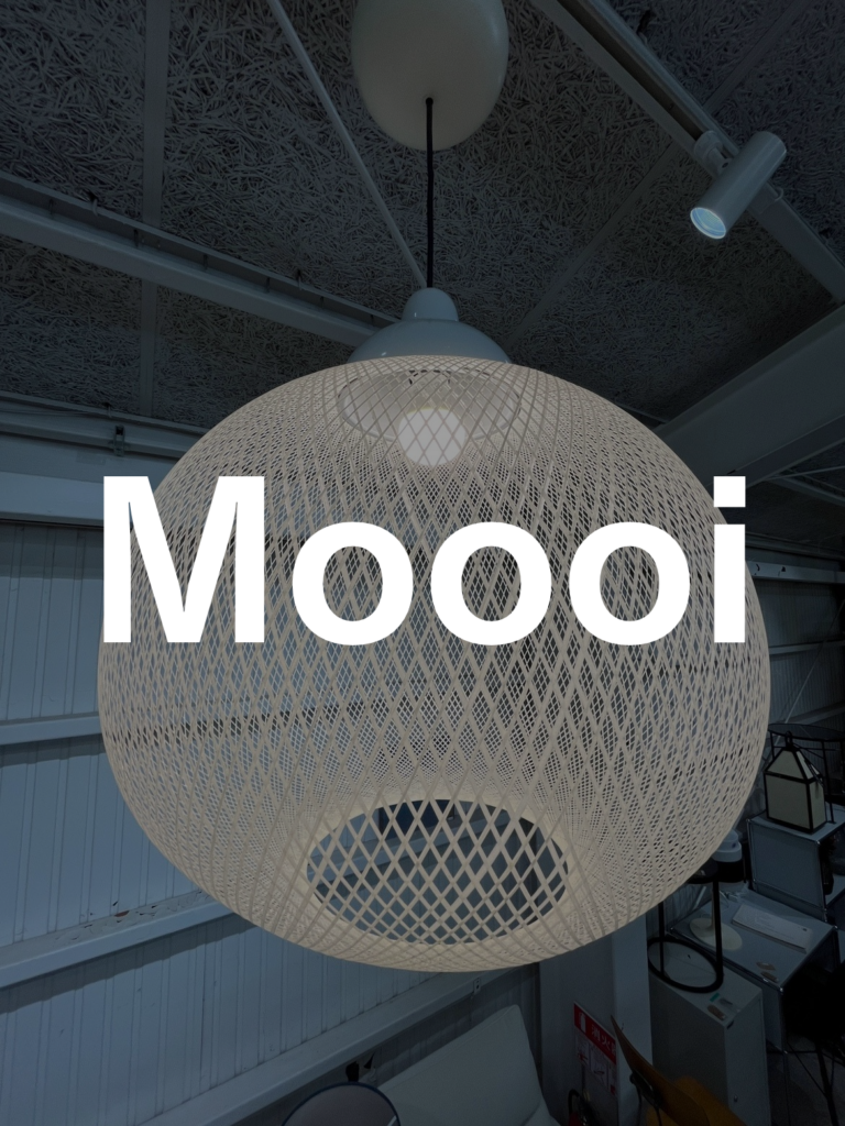 Moooi（モーイ）Non Random D48 White ペンダントライト。2007年発表、繊維状のグラスファイバーを組み合わせてシェードを形づくる、印象的な球体デザインの照明。