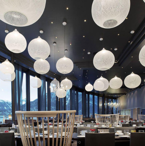 Moooi（モーイ）Non Random D48 White ペンダントライトを取り入れたインテリアコーディネート。白い球体シェードが木製家具やモダンな空間に調和するデザイン照明。