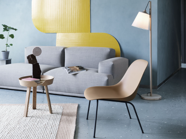 MUUTO（ムート）PULL FLOOR LAMP（プルフロアランプ）のリビング照明。ソファの横に配置し、オーク材の支柱とファブリックシェードがくつろぎの空間を演出する北欧インテリア。