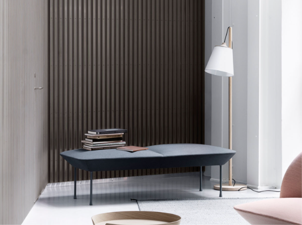 MUUTO（ムート）PULL FLOOR LAMPのリビング照明。グレーを中心に色数を抑え、オーク材とファブリックの異素材を組み合わせた北欧モダンなインテリア。